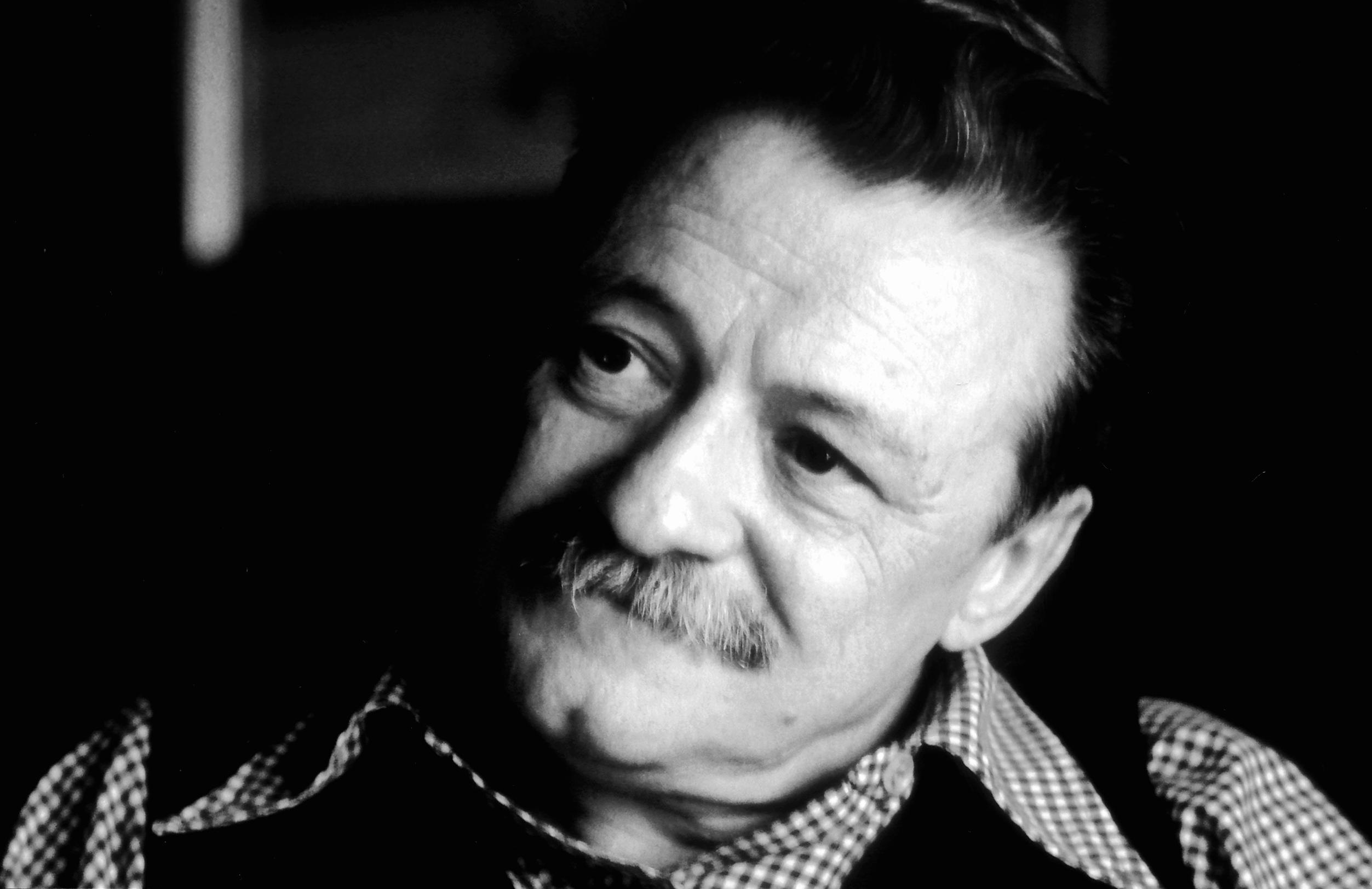 mario benedetti con fondo negro